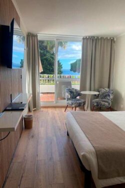 Hotel piscine Lavandou - chambre double vue mer