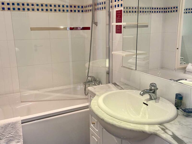 Hotel Lavandou - Suite – Vue ouest (1) Hotel piscine Lavandou Aiguebelle - suite