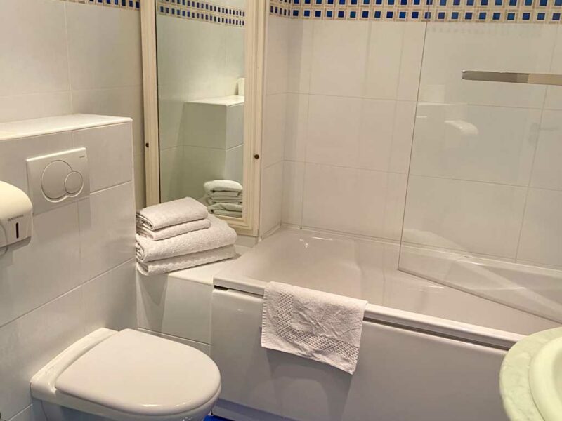 Hotel Lavandou - Suite – Vue ouest (2) Hotel piscine Lavandou Aiguebelle - suite