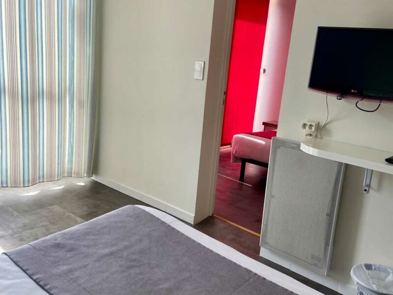 Hotel Lavandou - Suite – Vue ouest (4) Hotel piscine Lavandou Aiguebelle - suite