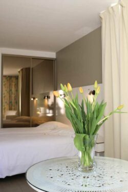 Hotel Lavandou avec piscine - Suite vue mer 1 Hotel Lavandou avec piscine - Suite vue mer