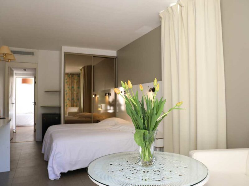 Hotel Lavandou avec piscine - Suite vue mer 1 Hotel Lavandou avec piscine - Suite vue mer