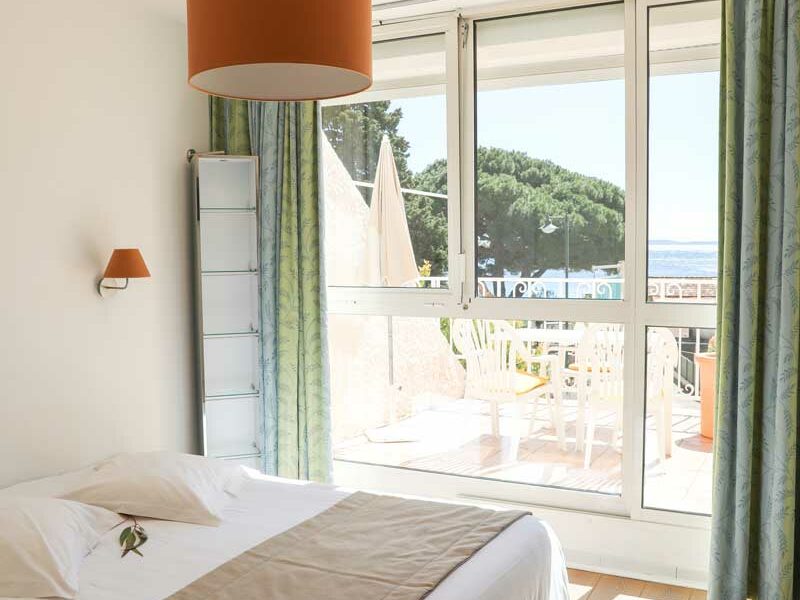 Hotel Lavandou avec piscine - Suite vue mer 2 Hotel Lavandou avec piscine - Suite vue mer