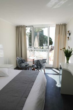 Hotel piscine Lavandou - chambre double vue mer
