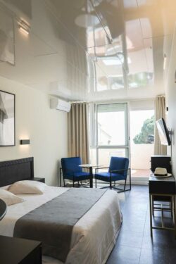 Hotel le Lavandou - chambre triple ou double vue mer avec terrasse 1 Hotel le Lavandou - chambre triple ou double vue mer avec terrasse