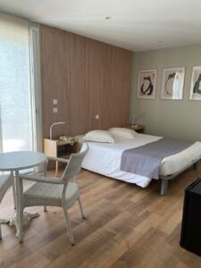 Hotel Lavandou - Grande chambre – Rez de jardin – Côté mer (1) Hotel Lavandou 4 étoiles piscine - grande chambre Rez de jardin - Côté mer