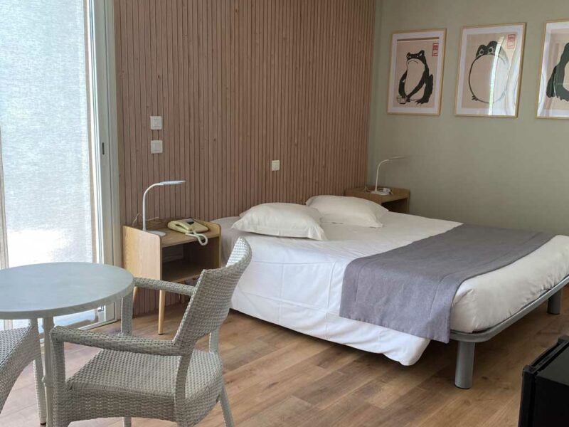 Hotel Lavandou - Grande chambre – Rez de jardin – Côté mer (1) Hotel Lavandou 4 étoiles piscine - grande chambre Rez de jardin - Côté mer