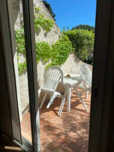 Hotel Lavandou - Grande chambre – Rez de jardin – Côté mer (2) Hotel Lavandou 4 étoiles piscine - grande chambre Rez de jardin - Côté mer