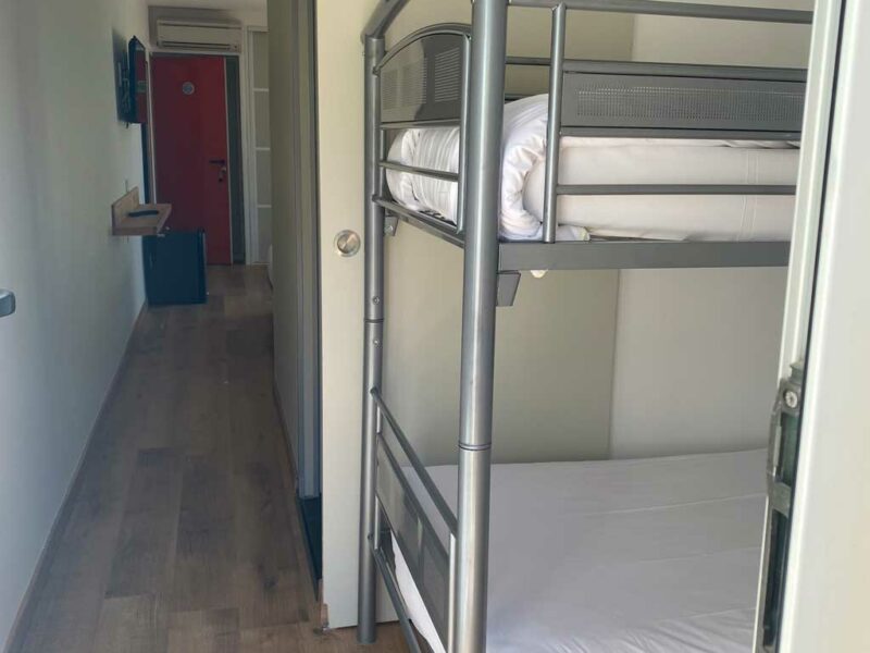 Hotel Lavandou - Grande chambre – Rez de jardin – Côté mer (4) Hotel Lavandou 4 étoiles piscine - grande chambre Rez de jardin - Côté mer