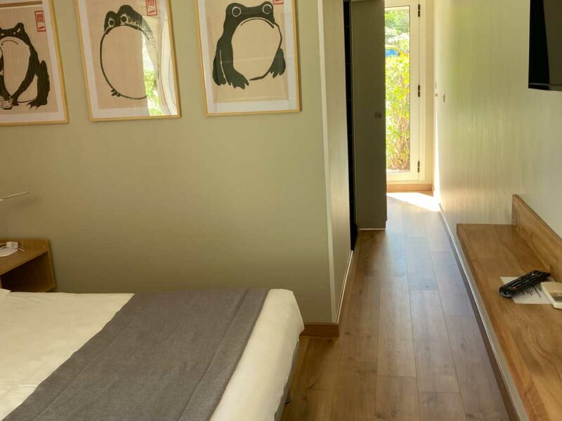 Hotel Lavandou - Grande chambre – Rez de jardin – Côté mer (5) Hotel Lavandou 4 étoiles piscine - grande chambre Rez de jardin - Côté mer