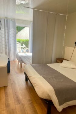 Hotel Lavandou - Grande chambre – Rez de jardin – Côté ouest (1) Hotel le lavandou piscine - chambre triple rez de jardin cote ouest