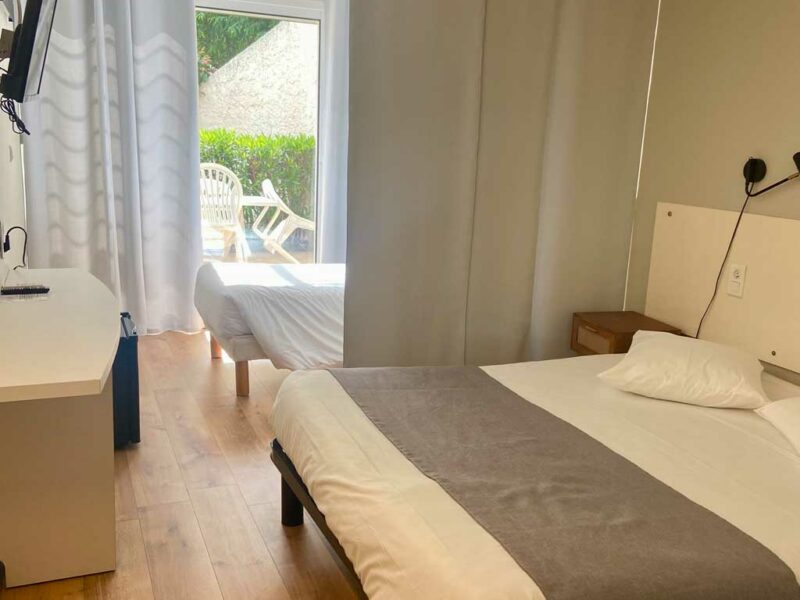 Hotel Lavandou - Grande chambre – Rez de jardin – Côté ouest (1) Hotel le lavandou piscine - chambre triple rez de jardin cote ouest