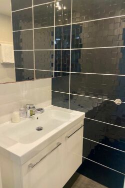 Hotel Lavandou - Grande chambre – Rez de jardin – Côté ouest (2) Hotel le lavandou piscine - chambre triple rez de jardin cote ouest