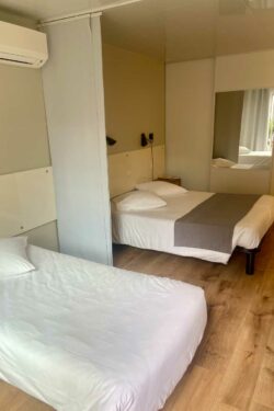 Hotel Lavandou - Grande chambre – Rez de jardin – Côté ouest (6) Hotel le lavandou piscine - chambre triple rez de jardin cote ouest