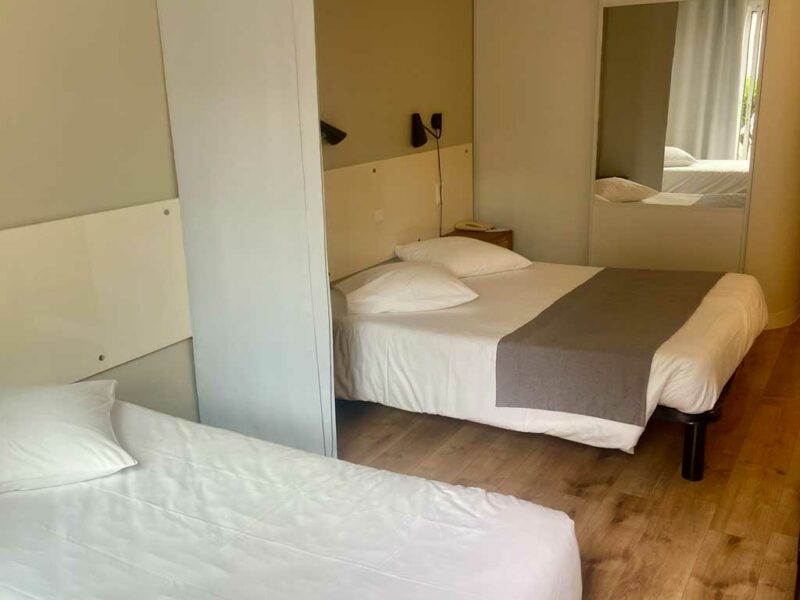 Hotel Lavandou - Grande chambre – Rez de jardin – Côté ouest (6) Hotel le lavandou piscine - chambre triple rez de jardin cote ouest