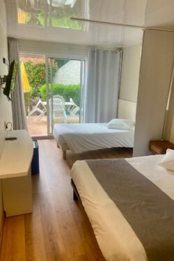 Hotel Lavandou - Grande chambre – Rez de jardin – Côté ouest (7) Hotel le lavandou piscine - chambre triple rez de jardin cote ouest