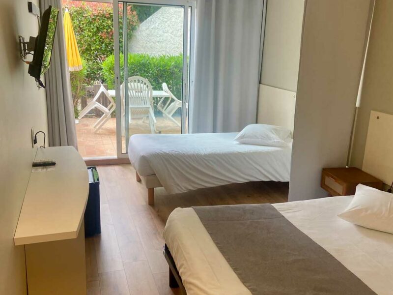 Hotel Lavandou - Grande chambre – Rez de jardin – Côté ouest (7) Hotel le lavandou piscine - chambre triple rez de jardin cote ouest