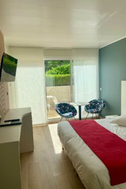 Hotel Le Lavandou - Chambre double – Rez de jardin – Cote ouest (3) Hotel le Lavandou avec piscine - chambre double rez de jardin coté ouest
