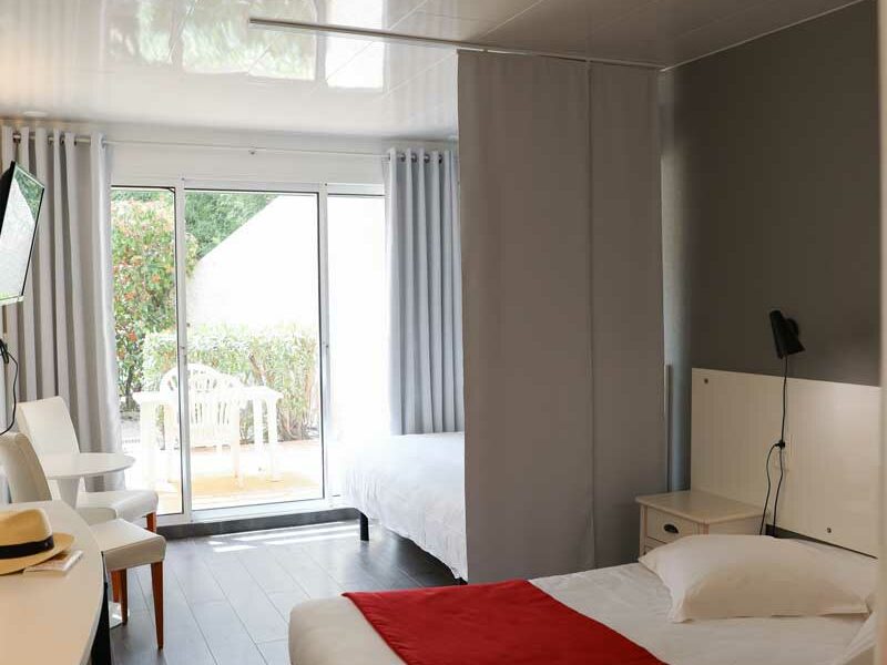 Hotel le lavandou - chambre triple rez de jardin cote ouest 1 Hotel le lavandou - chambre triple rez de jardin cote ouest