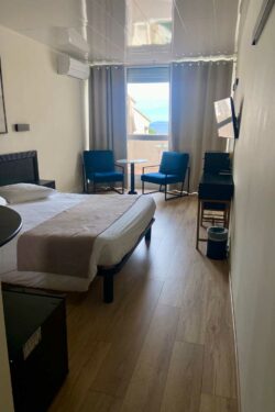 Hotel Le Lavandou - Grande chambre – Vue mer – Balcon (1) Hotel le Lavandou 4 étoiles - chambre triple ou double vue mer avec terrasse