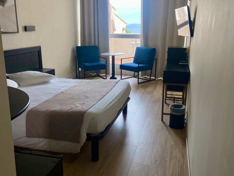 Hotel Le Lavandou - Grande chambre – Vue mer – Balcon (1) Hotel le Lavandou 4 étoiles - chambre triple ou double vue mer avec terrasse