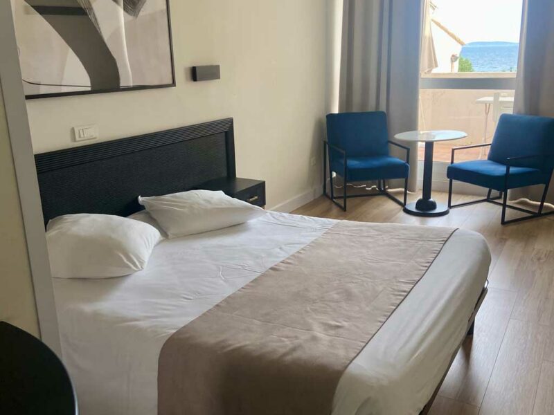 Hotel Le Lavandou - Grande chambre – Vue mer – Balcon (3) Hotel le Lavandou 4 étoiles - chambre triple ou double vue mer avec terrasse