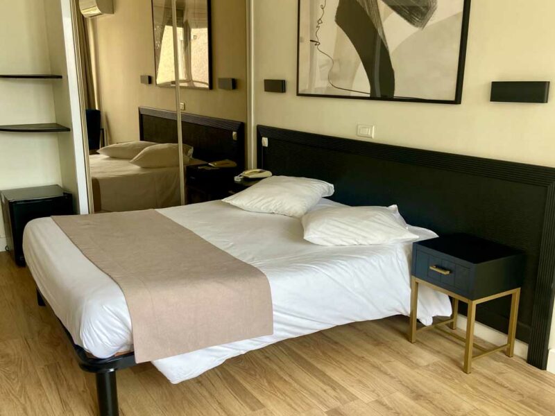 Hotel Le Lavandou - Grande chambre – Vue mer – Balcon (4) Hotel le Lavandou 4 étoiles - chambre triple ou double vue mer avec terrasse