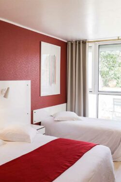 Hotel au Lavandou avec piscine - chambre triple ou double avec balcon 1 Hotel au Lavandou avec piscine - chambre triple ou double avec balcon