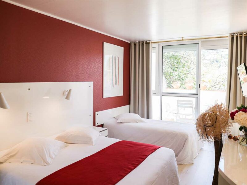 Hotel au Lavandou avec piscine - chambre triple ou double avec balcon 1 Hotel au Lavandou avec piscine - chambre triple ou double avec balcon