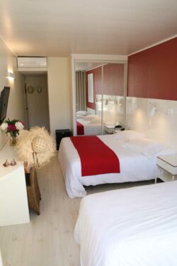 Hotel au Lavandou avec piscine - chambre triple ou double avec balcon 2 Hotel au Lavandou avec piscine - chambre triple ou double avec balcon