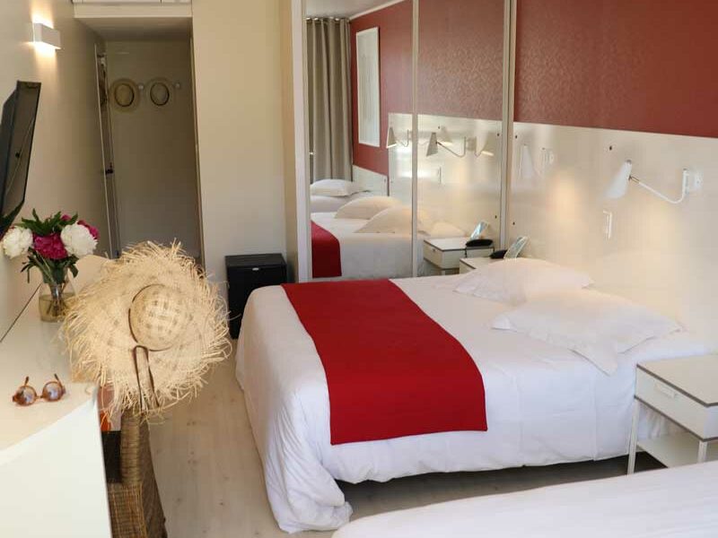 Hotel au Lavandou avec piscine - chambre triple ou double avec balcon 2 Hotel au Lavandou avec piscine - chambre triple ou double avec balcon