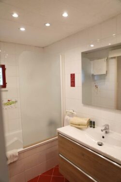 Hotel au Lavandou avec piscine - chambre triple ou double avec balcon 3 Hotel au Lavandou avec piscine - chambre triple ou double avec balcon