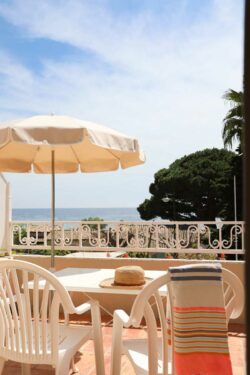 Hotel avec piscine au Lavandou - grande chambre vue mer
