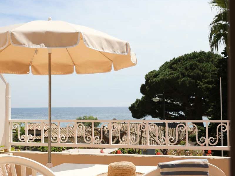 Hotel avec piscine au Lavandou - grande chambre vue mer