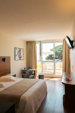 Hotel avec piscine au Lavandou - grande chambre vue mer