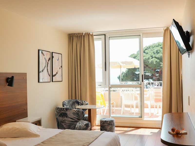 Hotel avec piscine au Lavandou - grande chambre vue mer