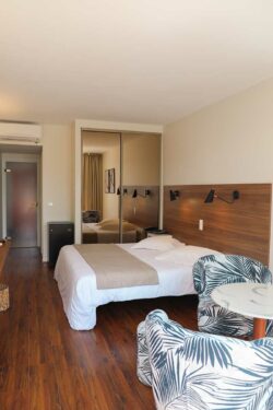 Hotel avec piscine au Lavandou - grande chambre vue mer