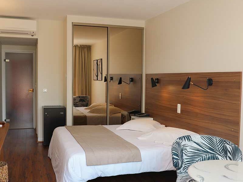 Hotel avec piscine au Lavandou - grande chambre vue mer