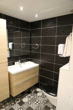 Hotel avec piscine au Lavandou - grande chambre vue mer